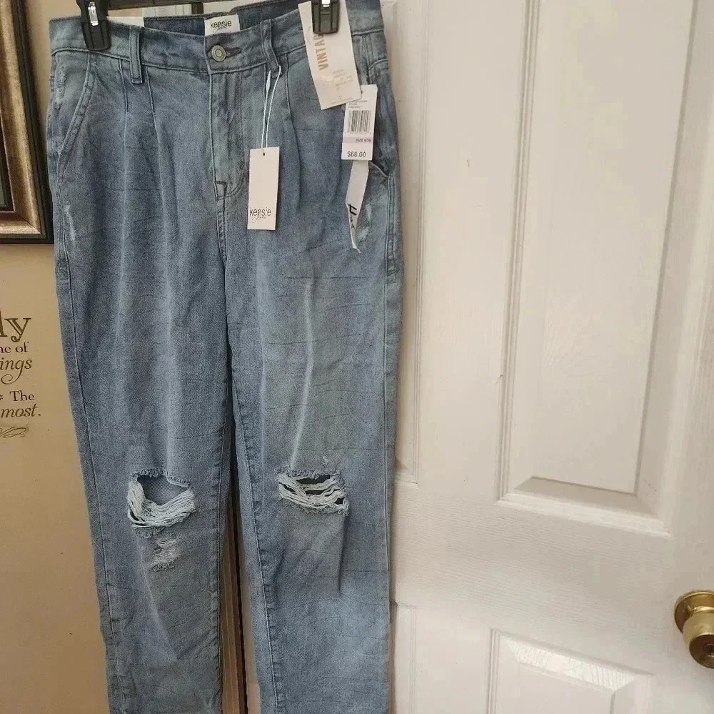 KENSIE RIPPED JEANS